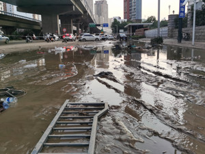 图集丨内涝下郑州水淹车数量众多 京广隧道清理正处于攻坚阶段