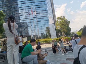 直击鸿星尔克总部  现场有网友高喊“支持国货，河南加油”
