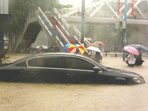 暴雨天汽车被水淹了 一文读懂“到底该怎么办”