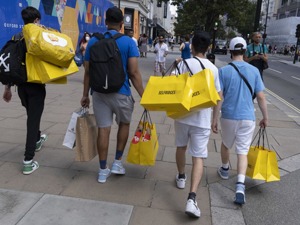 英格兰全面“解封”引批评 专家：鲁莽且无科学依据