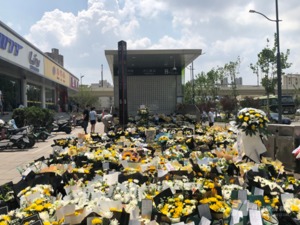 “天晴了，愿逝者安息” 郑州地铁5号线沙口路站献花者络绎不绝