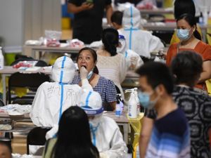 揪心，赴张家界旅游后已有10人感染！南京重型患者增至7例，传播链蔓延6省13市，会不会失控？张文宏最新分析