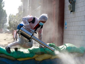 消杀死角多、被泡的养殖场存隐患：河南农村如何闯“涝疫”关？