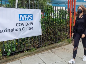 英国解封后确诊数不增反降 专家：群体免疫并未达成 秋季将迎来考验