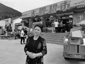 乘坐车辆与骆驼发生碰撞 “乡村爱情没有谢大脚了”