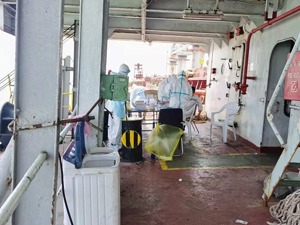 被困船只弘进轮最新动态：16名船员新冠检测阳性 首批11人已获救助离船上岸