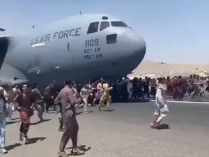最新！喀布尔机场混乱，至少10人死亡！联合国紧急开会，王毅同美国国务卿通电话，美媒痛批撤军：作为盟友，我们背信弃义