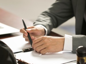 上海电气股东大会现场:选举董事议案投票只有同意选项，现场有股东表示不满