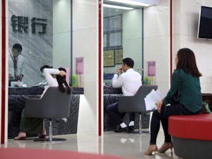今年来10家银行评级遭下调 另有3家展望调为负面 下调数量远超去年同期预示什么？