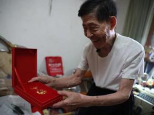 感人！89岁退役军人拾荒10年帮贫困学生：并不想当一名“网红”，还是想做孩子们的“王爷爷”