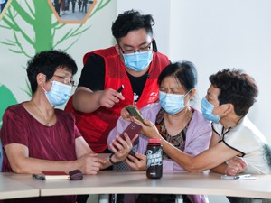 软硬结合 帮助老年人跨越“数字鸿沟”