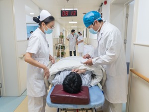 八部门发布《深化医疗服务价格改革试点方案》 服务价格有升有降 医用耗材将实行集中采购