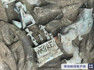 三星堆再现惊世文物：兽面凤鸟纹玉方座、大型青铜立人神兽、神树纹玉琮……
