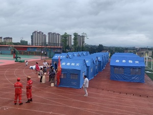 直击震后首日的泸县：救援力量到位，救灾物资到位，大量居民安全转移