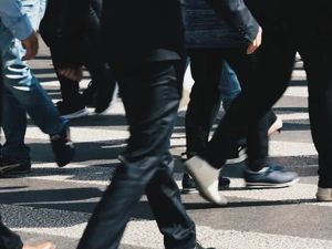 十年性别比变化，哪些超、特大城市在下降？