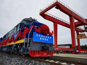全国首发 成都双流“航空+”西部陆海新通道货运班列发车