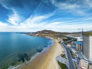 海岸文旅小镇，困在梦想里；东部沿海楼市，困在现实中