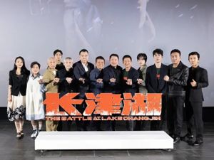 1天票房2亿元！《长津湖》引爆国庆档，工作人员数量超1.2万，制片人：我把压箱底的全用上了