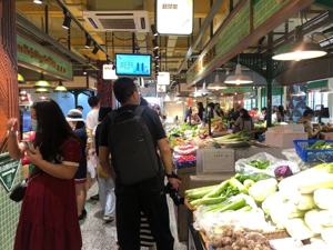 穿Prada的菜市场：“烟火气”也这么内卷了？
