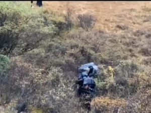 万幸！三驴友徒步高原无人区，失联4天食物已吃完，民警搜救12小时寻回