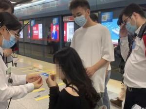 西安地铁一女孩晕倒众人救助，被质疑是摆拍作秀？视频拍摄者回应了