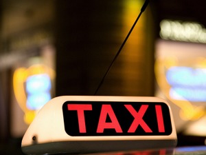 不到50公里收费240元？“看计价器数字涨，心在滴血”，济南出租车价高被吐槽，官方回应