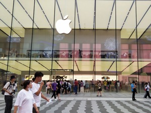 全球供应链紧张！iPhone 13系列手机或减产1000万部！多国断货现象蔓延至鞋服、汽车行业，发生了什么？