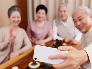 网友建议出个“老年人手机APP”，要字大、易懂、可急救，工信部回复了……