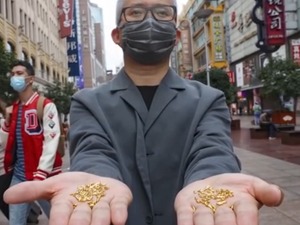 艺术家反浪费，竟用黄金打造1000粒纯金大米，一粒粒丢进黄浦江，网友：请丢进我家！