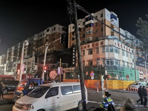 每经直击沈阳爆炸现场：多个居民楼已停电 政府给房屋受损住户安排住宿