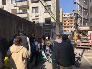 图集|沈阳爆炸事故48小时后：玻璃碎片和墙瓦散落在地，附近居民排队回家取物资