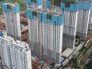 唏嘘！曾经被疯抢的“神盘”一夜降价30万，业主不干了：聚集喊口号、举标语！多人被行拘