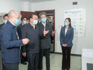 如何应对经济下行压力？李克强：研究制定新的阶段性、组合式减税降费政策，引导金融机构向实体经济合理让利