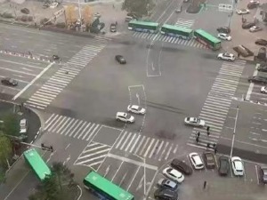 居民居家，不得随意外出！东北一地发布重要通告！“一路红灯”用公交车封路口？官方回应