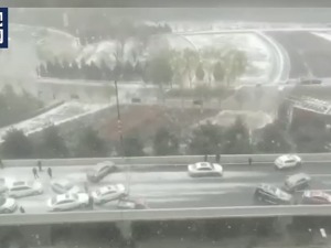 此地气温骤降，最低-9℃，道路湿滑，19车连撞！