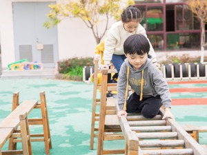 幼儿园萌娃挂二维码排队做核酸检测，老师：孩子们很乖，心酸又感动