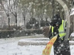 热搜第一！“约好了一起下雪”？北方九省140多条高速局部封闭，首都机场启动运行一级响应，辽宁暴雪红色预警！