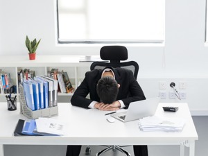“没边工作边做淘宝”，员工在上班时间发微商信息被开除，要求公司赔偿5万多，法院判了