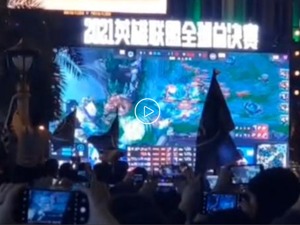 “街上网络都瘫痪了”！超2000人聚集，武汉光谷LOL决赛夜直播派对未获审批，三名组织者被行拘！