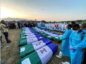 惨剧！这个国家一辆油罐车被撞漏油，首都居民竟争相哄抢，随后发生爆炸...已致144人死亡！