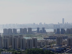 每经品房| 二手房成交量“腰斩”的大连 房价发生了什么变化？