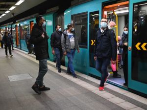欧洲疫情凶猛反扑！有国家一天新增近1.6万例，宣布全国“封锁”，强制打疫苗！国际油价一度大跌4%