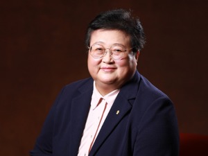 每经专访中欧国际工商学院院长汪泓：中欧培养的学生要有比商业成功更高的追求