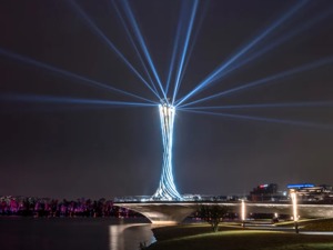东安湖畔 火炬亮了！