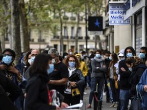 奥密克戎长这样！全球高度紧张，超20国采取限制措施，以色列“闭关锁国”...钟南山、张文宏、吴尊友发声