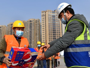 国务院：机关、事业单位从中小企业采购货物、工程、服务，应当自交付之日起30日内支付款项