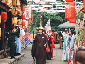 虚实边界模糊，内容赋能场景