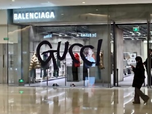 GUCCI联名巴黎世家提价1500元  奢侈品“同界”联名是圈钱还是创新？