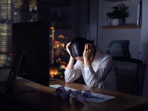 员工5月复婚未休婚假6月离婚，8月申请休婚假遭解雇索赔30万，法院会怎么判？答案来了！