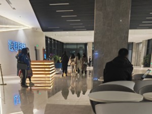 薇娅社交账号已无法浏览 每经记者实探谦寻控股：进出人员缄口不言